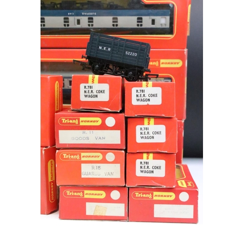 38 - 21 Boxed OO gauge items of rolling stock to include 17 x Hornby / Triang, 3 x Grafar and 1 x Playcra... 