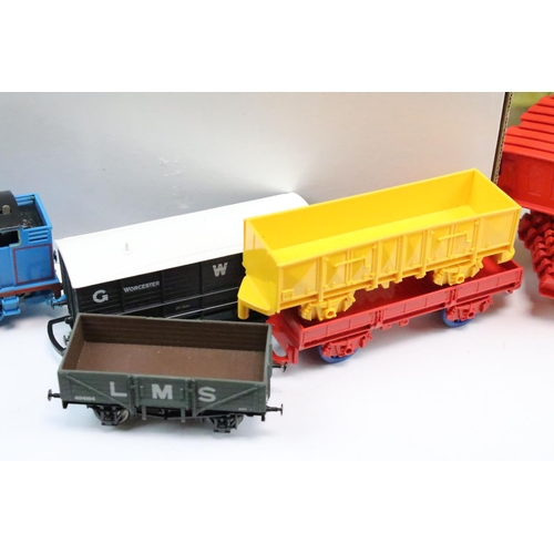 40 - Quantity of OO gauge model railway to include 2 x boxed Bachmann locomotives (32057 Class 42 Warship... 