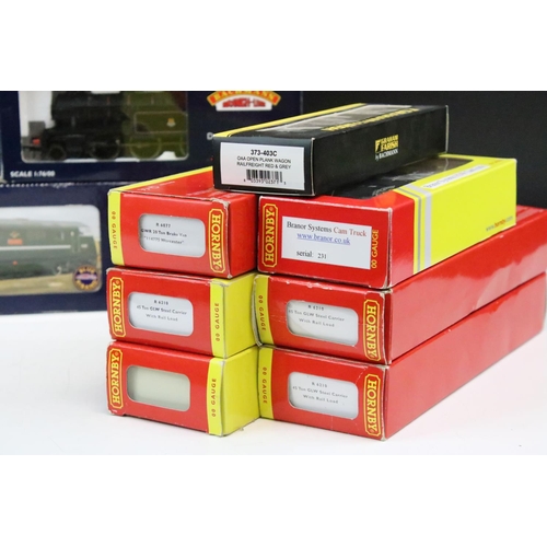 40 - Quantity of OO gauge model railway to include 2 x boxed Bachmann locomotives (32057 Class 42 Warship... 