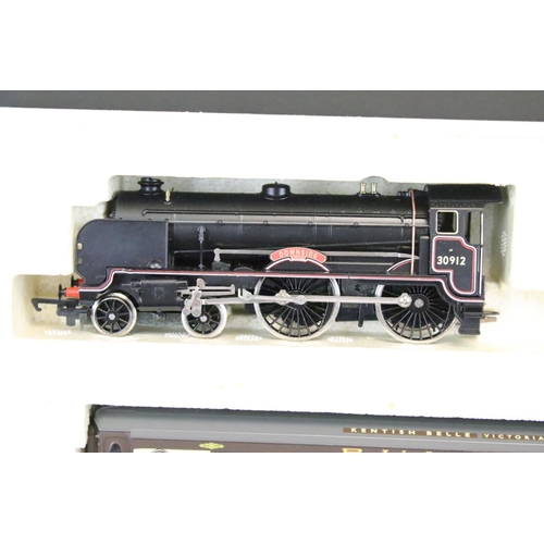 51 - Boxed Hornby OO gauge R2079 Kentish Belle Train Pack complete with Schools Class locomotive, 3 x Pul... 