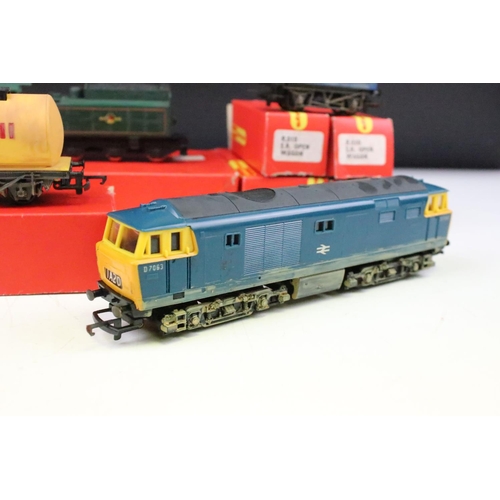 71 - Boxed Hornby R758 BR Hymek Diesel Hydraulic Locomotive, a Triang R758 BR D7063 plus 5 x boxed Hornby... 