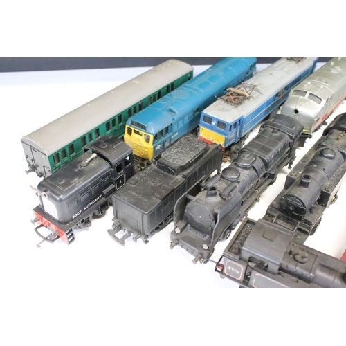 88 - 12 OO gauge locomotives and railcars to include 11 x Triang examples featuring Electra, 2 x Dock Aut... 