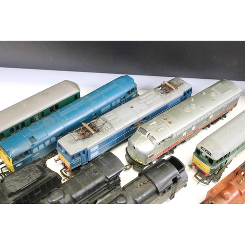 88 - 12 OO gauge locomotives and railcars to include 11 x Triang examples featuring Electra, 2 x Dock Aut... 