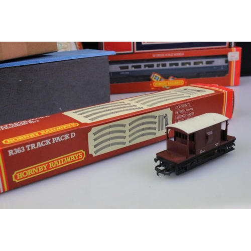 91A - Group of OO gauge model railway to include boxed Lima 0-6-0 3004 BR locomotive, boxed Hornby R432 BR... 