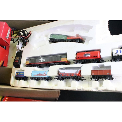 92 - Quantity of OO gauge model railway to include Hornby Railfreight locomotive with 8 x items of rollin... 