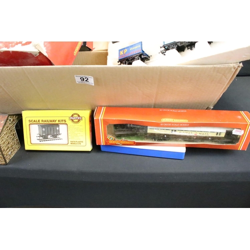 92 - Quantity of OO gauge model railway to include Hornby Railfreight locomotive with 8 x items of rollin... 