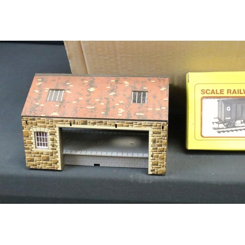 92 - Quantity of OO gauge model railway to include Hornby Railfreight locomotive with 8 x items of rollin... 