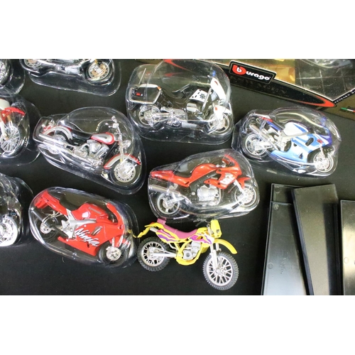 380 - 15 Cased Maisto diecast & plastic model motorcycles (diecast ex), plus an uncased example; together ... 