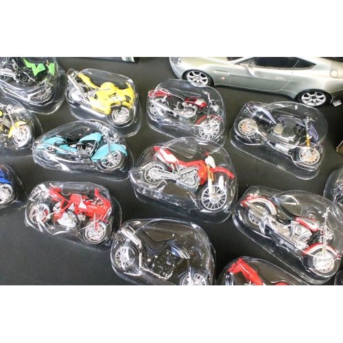 380 - 15 Cased Maisto diecast & plastic model motorcycles (diecast ex), plus an uncased example; together ... 