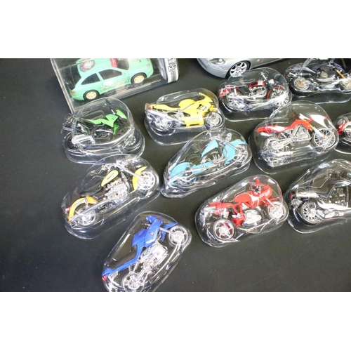 380 - 15 Cased Maisto diecast & plastic model motorcycles (diecast ex), plus an uncased example; together ... 