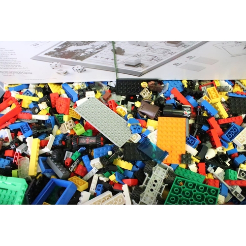 384 - Lego - A large quantity of various Lego bricks and accessories, featuring mini figures (including Ha... 