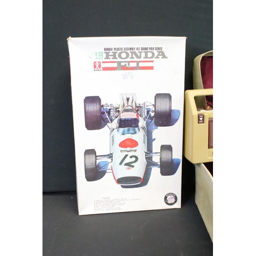 424 - Mixed toys & games to include 2 x boxed & unbuilt plastic model kits (Bandai 1/12 Honda F1 - no. 320... 