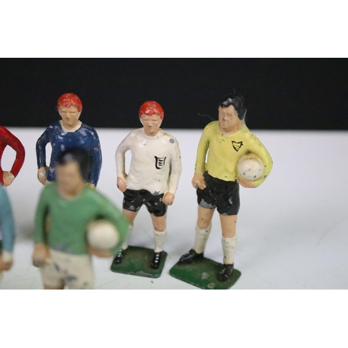 435 - 14 Original Keymen metal football figures to include Best, 2 x Banks (England and Stoke City), Moore... 