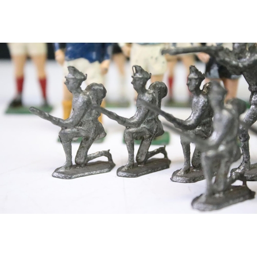 435 - 14 Original Keymen metal football figures to include Best, 2 x Banks (England and Stoke City), Moore... 