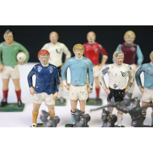 435 - 14 Original Keymen metal football figures to include Best, 2 x Banks (England and Stoke City), Moore... 