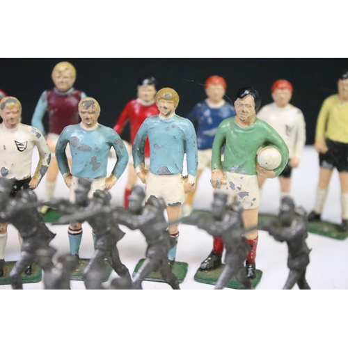 435 - 14 Original Keymen metal football figures to include Best, 2 x Banks (England and Stoke City), Moore... 