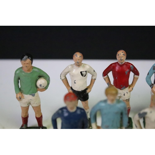 435 - 14 Original Keymen metal football figures to include Best, 2 x Banks (England and Stoke City), Moore... 