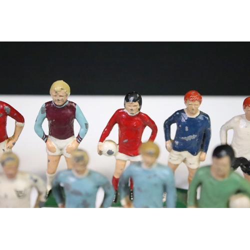 435 - 14 Original Keymen metal football figures to include Best, 2 x Banks (England and Stoke City), Moore... 