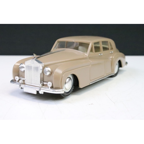 450 - Boxed CN Toys Rolls Royce Silver Cloud 'Bump & Go' battery operated model, no. 10001 (model gd with ... 