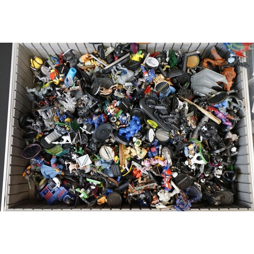 318 - Games Workshop / Fantasy Gaming - Collection of mainly plastic figures from various sets and armies,... 