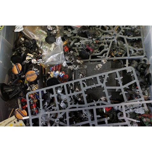 318 - Games Workshop / Fantasy Gaming - Collection of mainly plastic figures from various sets and armies,... 