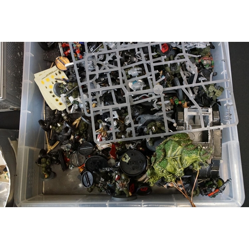 318 - Games Workshop / Fantasy Gaming - Collection of mainly plastic figures from various sets and armies,... 