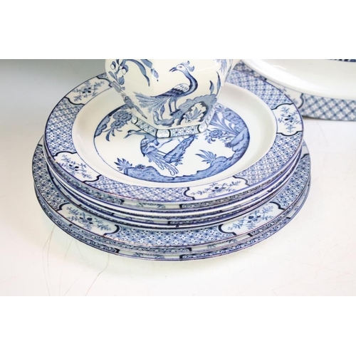 25 - Wood & Sons Yuan pattern blue and white dinner service to include 5 graduating platters, side plates... 