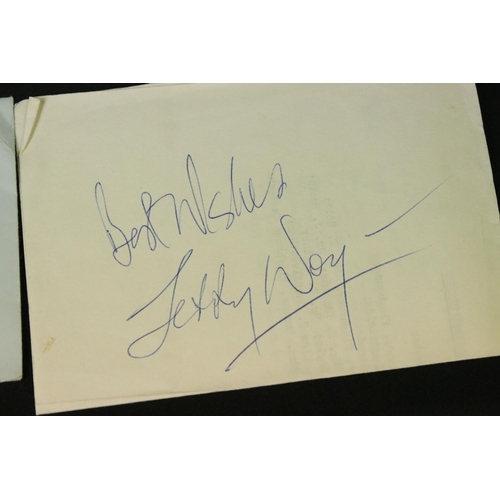 924 - Memorabilia - Autograph book containing various signatures to include Paul McCartney (dedicated 'To ... 