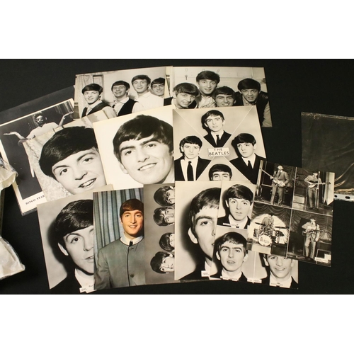 941 - Memorabilia - A collection of Beatles and related books to include The Beatles Book 1966 Christmas E... 