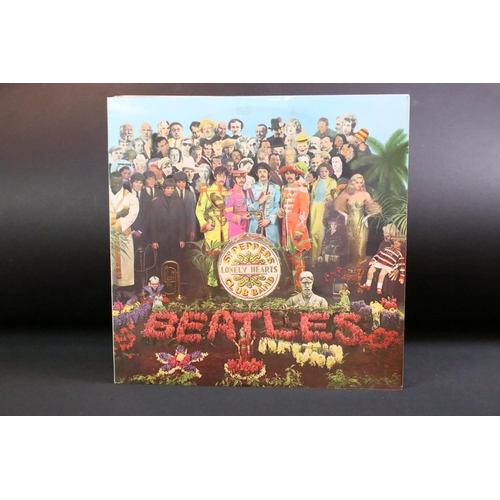 365 - Vinyl - 5 The Beatles LPs to include Sgt Pepper (PCS 7027) French pressing 2 boxed EMI silver/black ... 