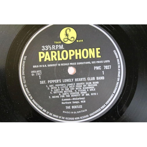 371 - Vinyl - The Beatles Sgt Pepper PMC 7027, The Gramophone Co Ltd and Sold In UK text to label, red/pin... 