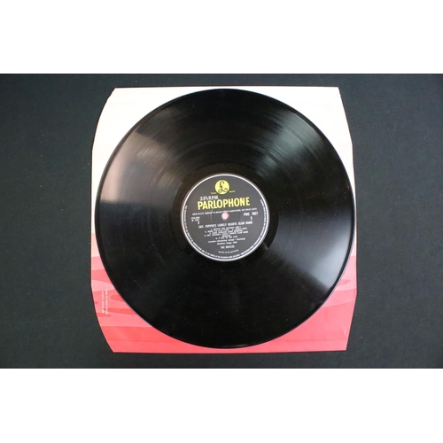 371 - Vinyl - The Beatles Sgt Pepper PMC 7027, The Gramophone Co Ltd and Sold In UK text to label, red/pin... 