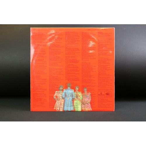 371 - Vinyl - The Beatles Sgt Pepper PMC 7027, The Gramophone Co Ltd and Sold In UK text to label, red/pin... 