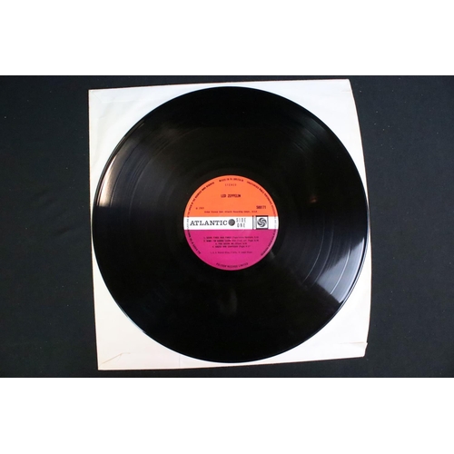 379 - Vinyl - Led Zeppelin self titled LP on Atlantic Records 588171. UK pressing, plum Atlantic labels, 7... 