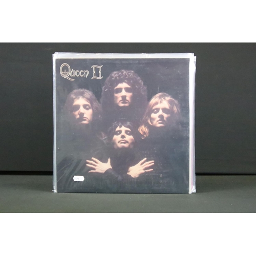 190 - Vinyl - 11 mainly UK pressing Queen LPs and 4 picture discs to include: Sheer Heart Attack (3U / 4U ... 