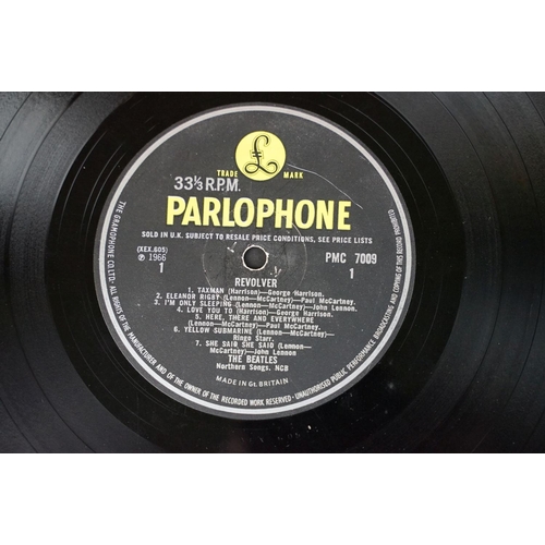 696 - Vinyl - 3 The Beatles LPs to include The White Album stereo top loader No.0193702 name to rear sleev... 