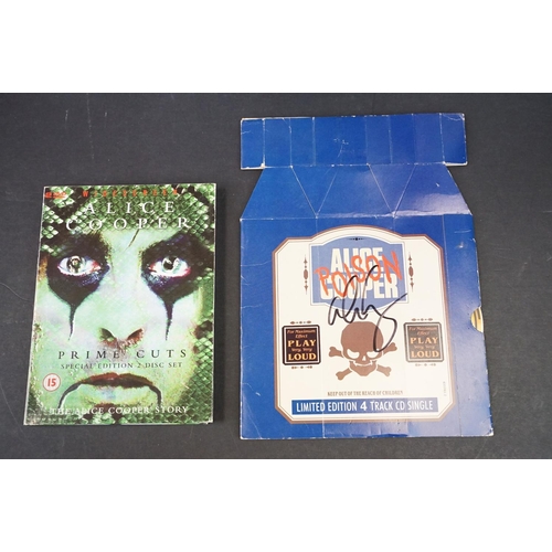 930 - CDs / Cassettes / VHS / Autographs - 19 Alice Cooper CDs / cassettes including Freak Out (cassette),... 