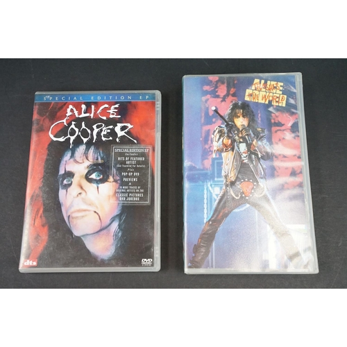 930 - CDs / Cassettes / VHS / Autographs - 19 Alice Cooper CDs / cassettes including Freak Out (cassette),... 