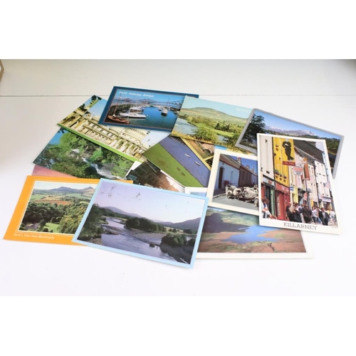 387 - A large collection of mid to late 20th century mainly topographical postcards and albums.