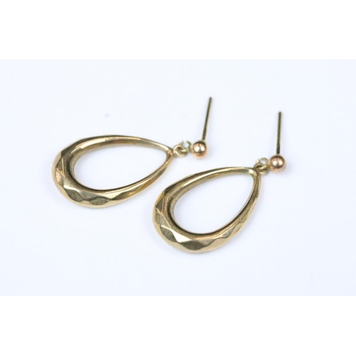 242 - A small collection of 9ct gold jewellery to include ring, pendant and earrings.