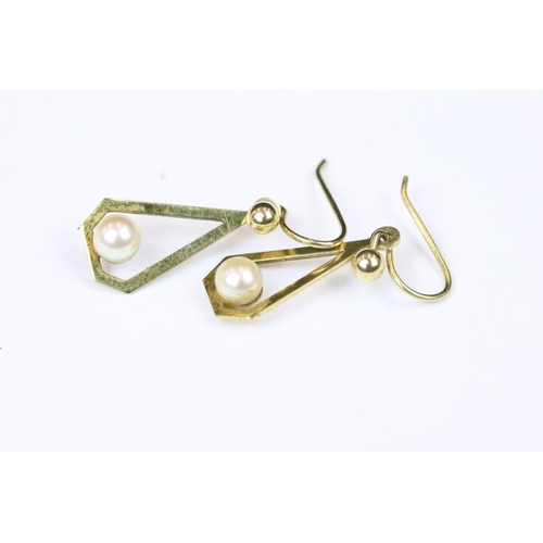 242 - A small collection of 9ct gold jewellery to include ring, pendant and earrings.