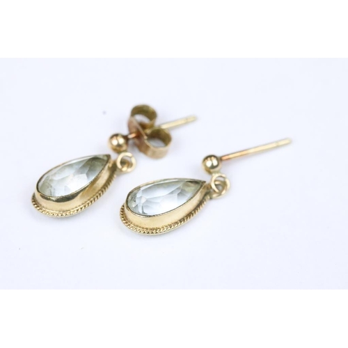 242 - A small collection of 9ct gold jewellery to include ring, pendant and earrings.