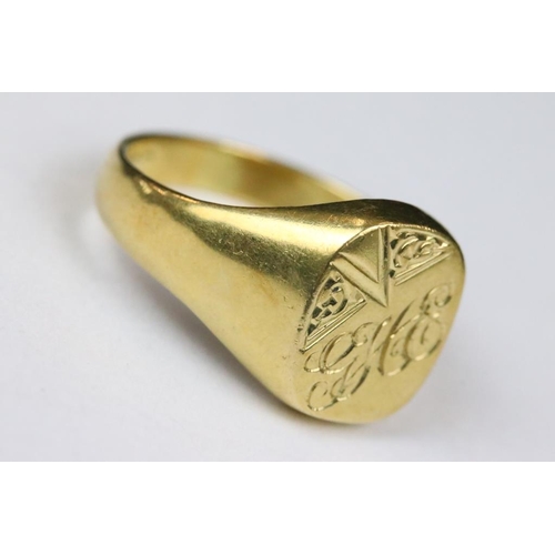 253 - A gents hallmarked 18ct gold signet ring.