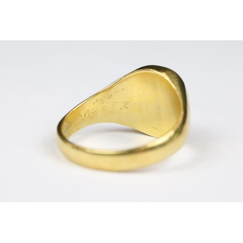 253 - A gents hallmarked 18ct gold signet ring.