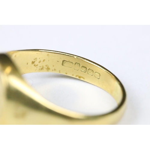 253 - A gents hallmarked 18ct gold signet ring.