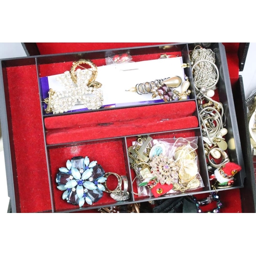 319 - A collection of contemporary and vintage ladies costume jewellery to include a 9ct gold locket and s... 