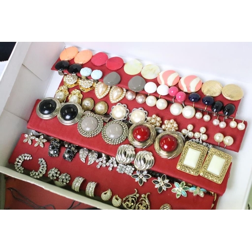 323 - A large collection of mixed costume jewellery to include necklaces, earrings, brooches...etc.