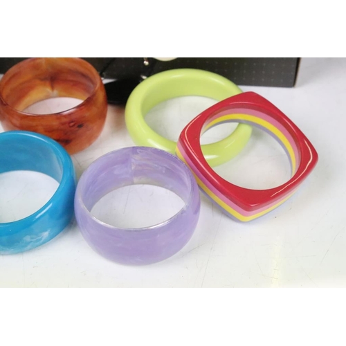 324 - A large collection of costume jewellery bangle bracelets, to include bakelite examples.