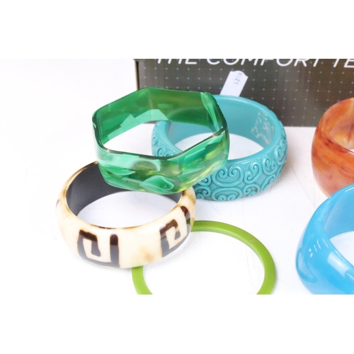 324 - A large collection of costume jewellery bangle bracelets, to include bakelite examples.