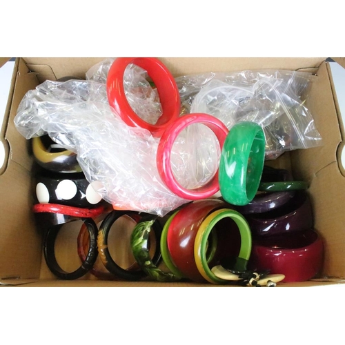 324 - A large collection of costume jewellery bangle bracelets, to include bakelite examples.